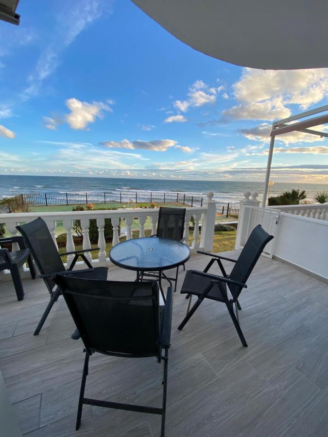 Apartment On Beach Mijas Sitio de Calahonda ภายนอก รูปภาพ
