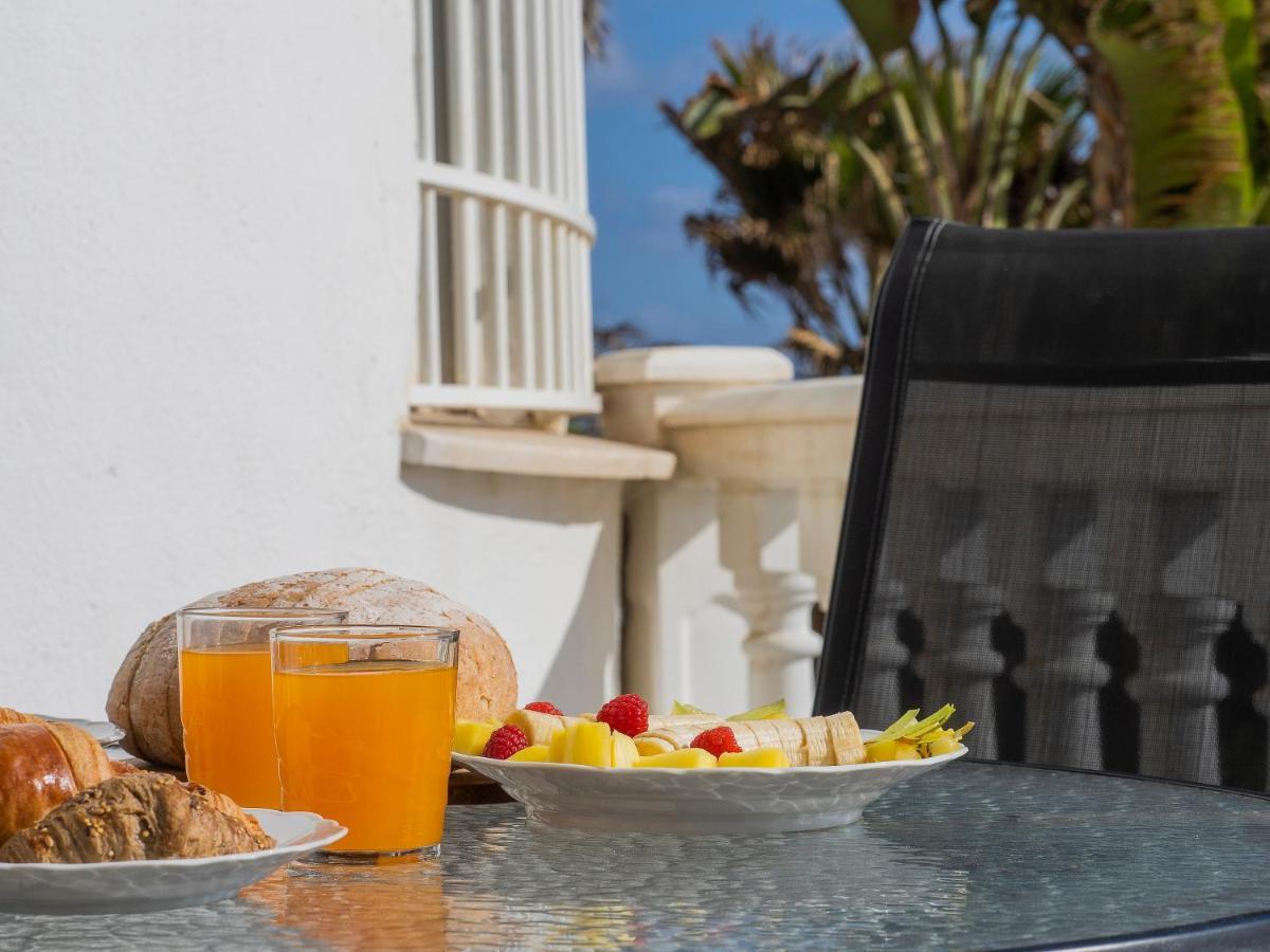 Apartment On Beach Mijas Sitio de Calahonda ภายนอก รูปภาพ