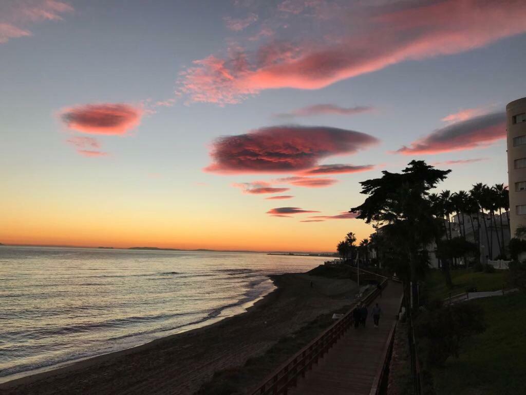 Apartment On Beach Mijas Sitio de Calahonda ภายนอก รูปภาพ